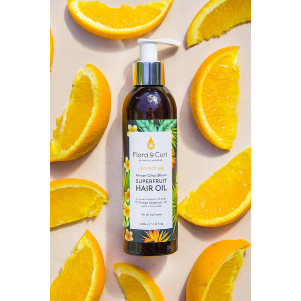 Flora & Curl Flora & Curl - Voedende haarolie - Hydrateert en beschermt - Verrijkt met fruit- en plantenolien - Verbetert glans en zachtheid - 100ml