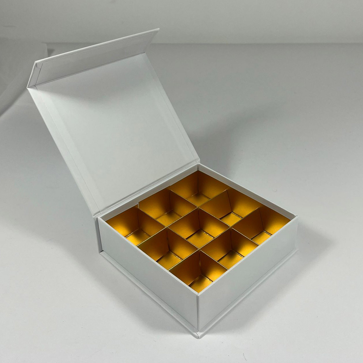 Magnet box (white) - 9 bonbons - 24 pieces