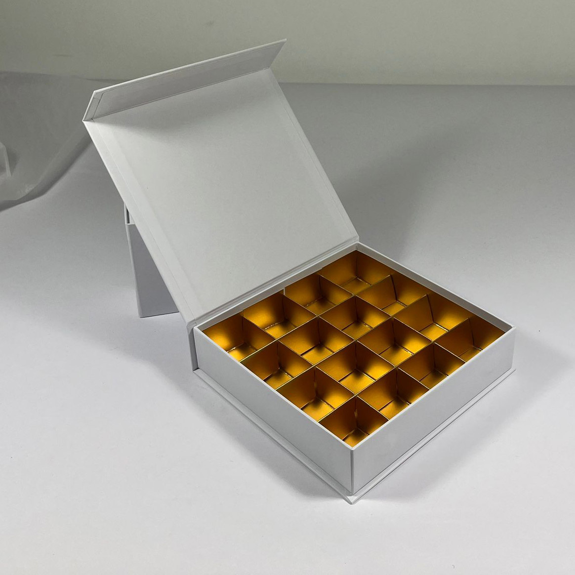 Boîte magnétique (blanc) - 16 bonbons - 12 pièces