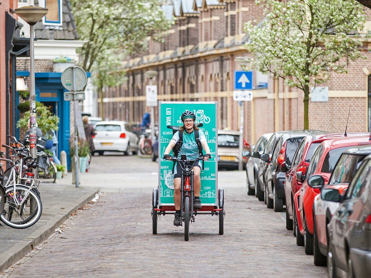 De fietskoerier gaat op weg om jouw bestelling bij ons op te halen en bij jou af te leveren indien je stad/dorp al beschikbaar is.