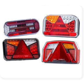 Trailer with triangular reflector Trailer with triangular reflector