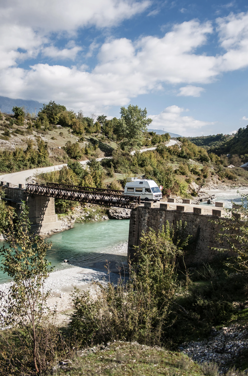 Off the road - EXPLORERS, VANS, AND LIFE OFF THE BEATEN TRACK