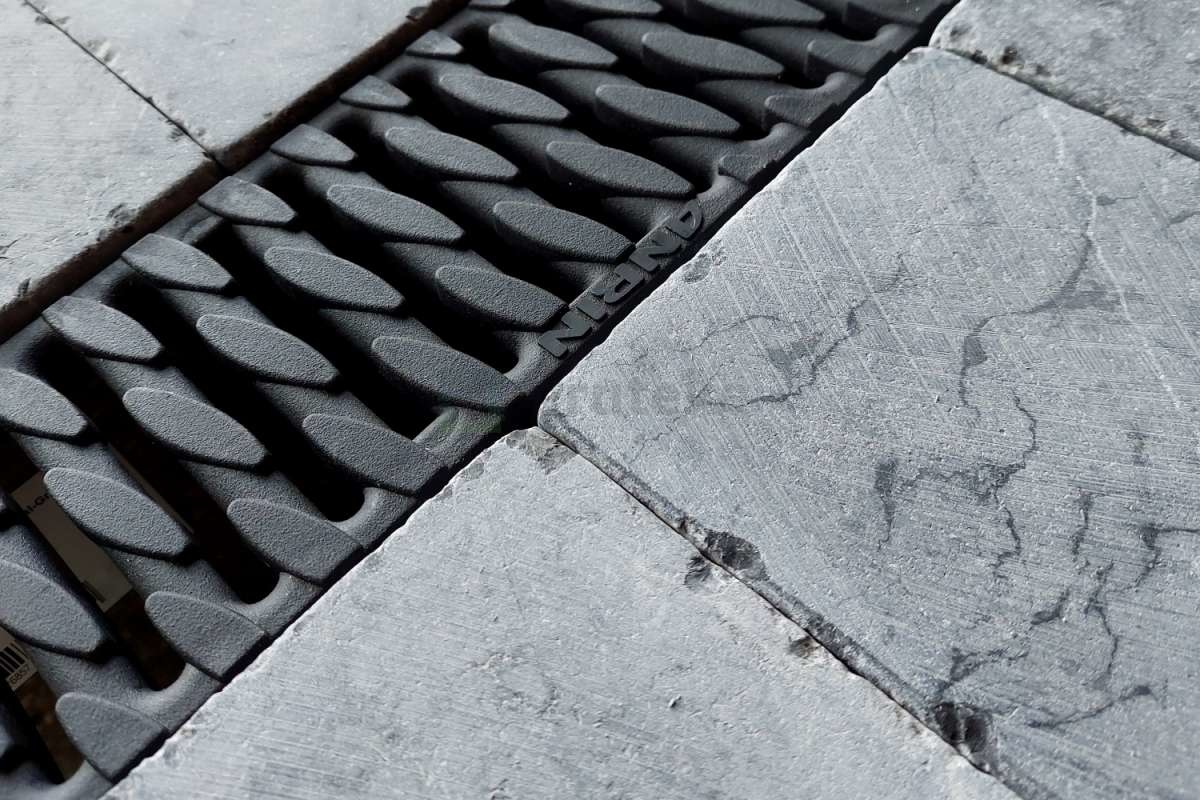 Terrasafwatering: lijngoot plaatsen Terrasafwatering: lijngoot plaatsen