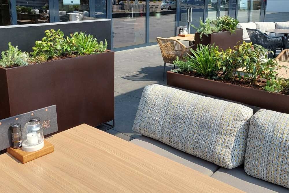 Plantenbakken op horecaterras?