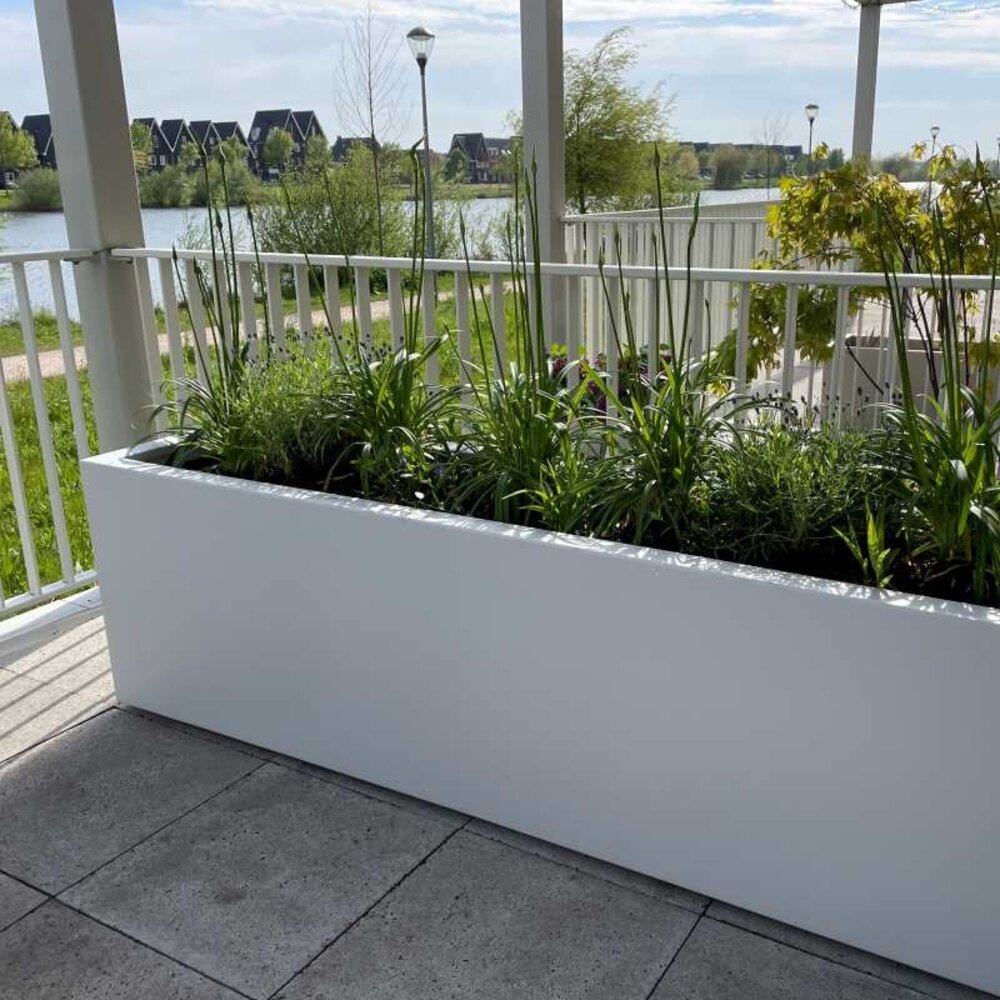 Buxus polyester 120x50x60 cm met wielen plantenbak Buxus polyester 120x50x60 cm met wielen plantenbak