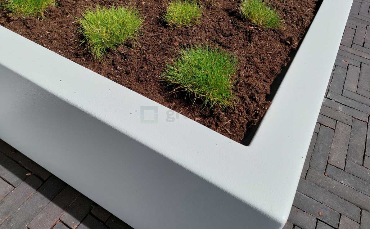 Witte plantenbakken in de moderne tuin
