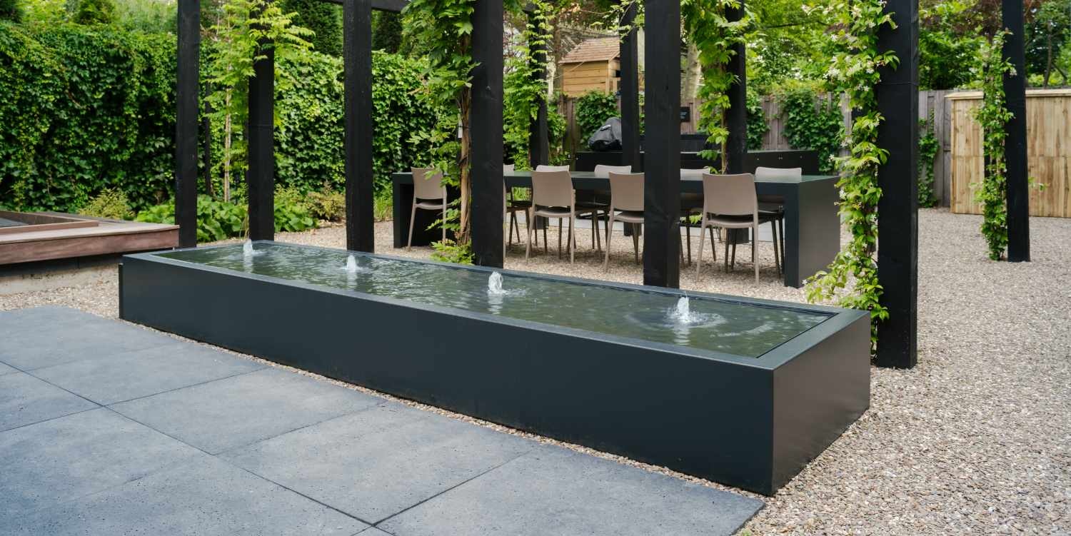 Een watertafel in de tuin is een echte blikvanger