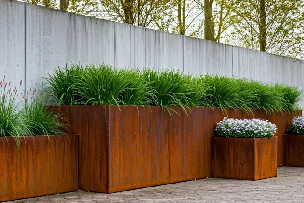 combinatie van verschillende formaten cortenstaal plantenbakken