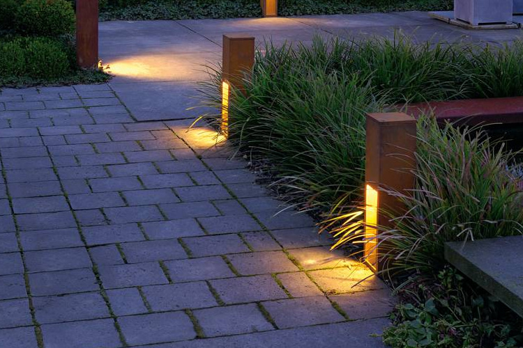 Cortenstaal tuinlampen in een industriële tuin