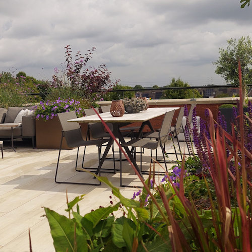 Dakterras aangelegd met strakke plantenbakken van Adezz