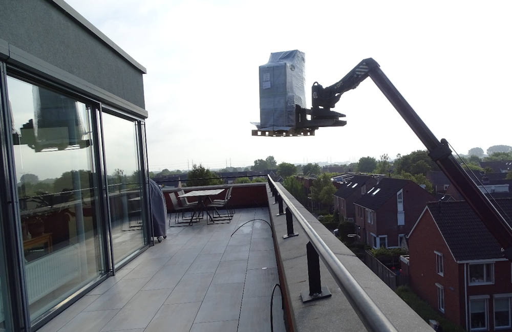 Plantenbakken plaatsen op hoogte met hijskraan