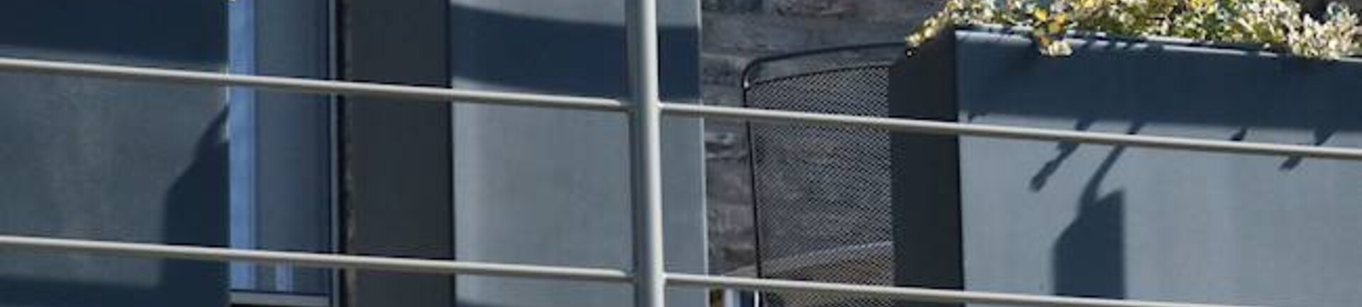 Bloembakken op het balkon