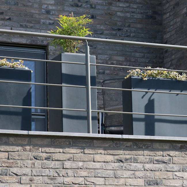 Bloembakken op het balkon