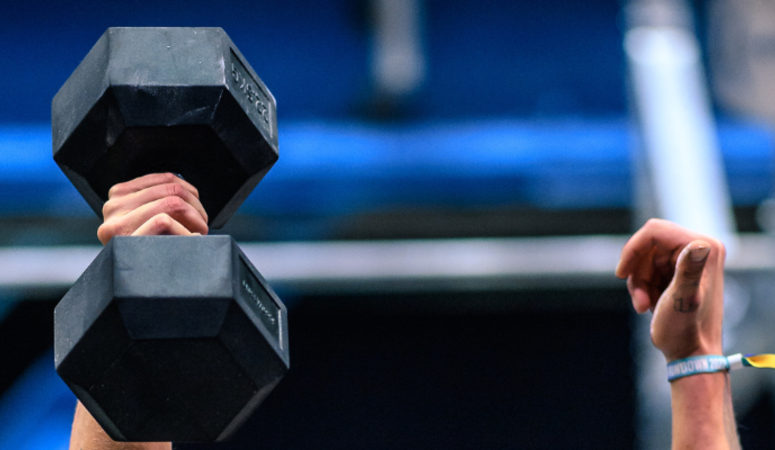 5 dumbbell oefeningen die je nog niet kent (maar wel zou moeten proberen!)