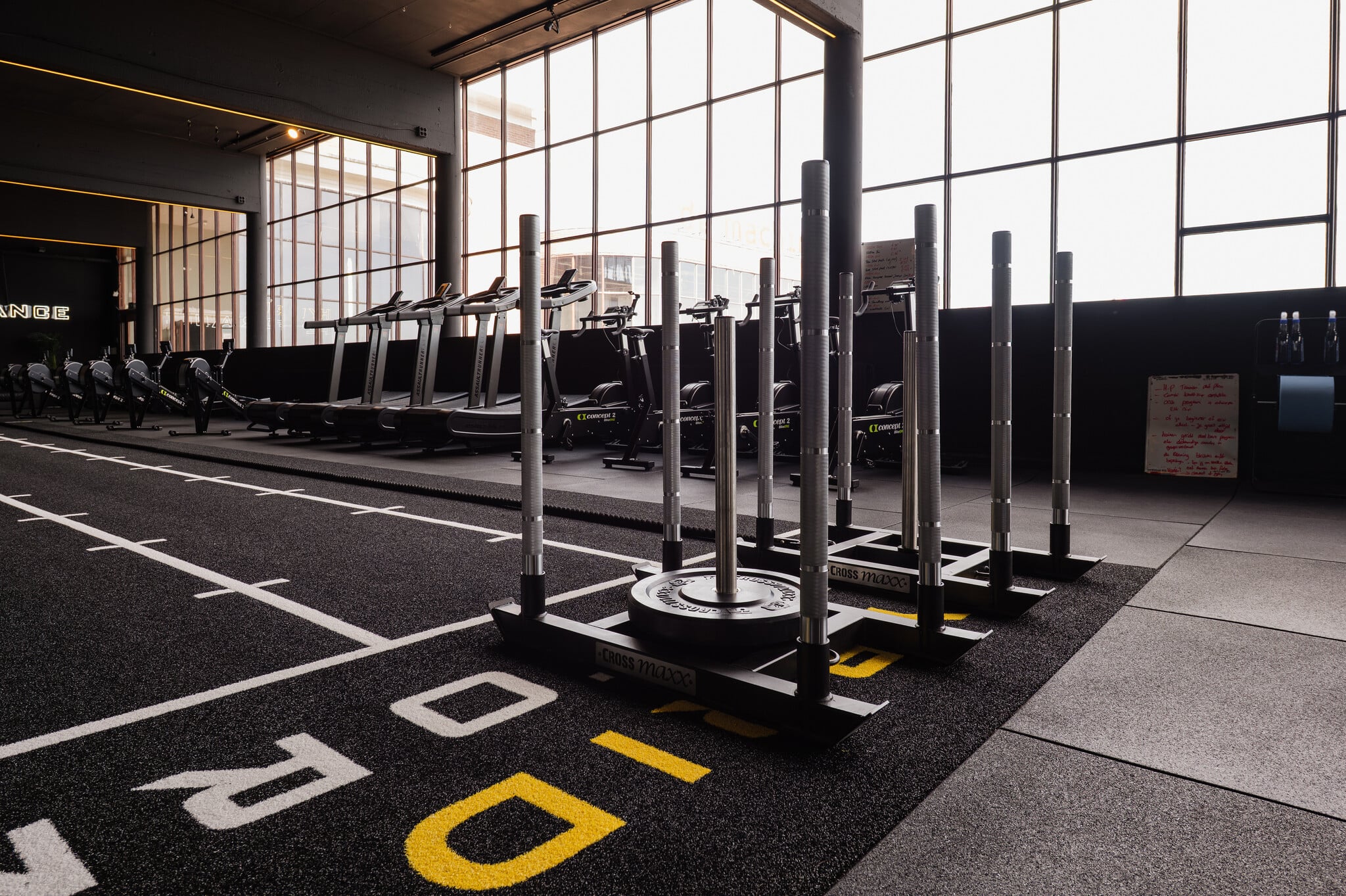 Professioneel ingerichte sportschool met Lifemaxx fitnessmaterialen
