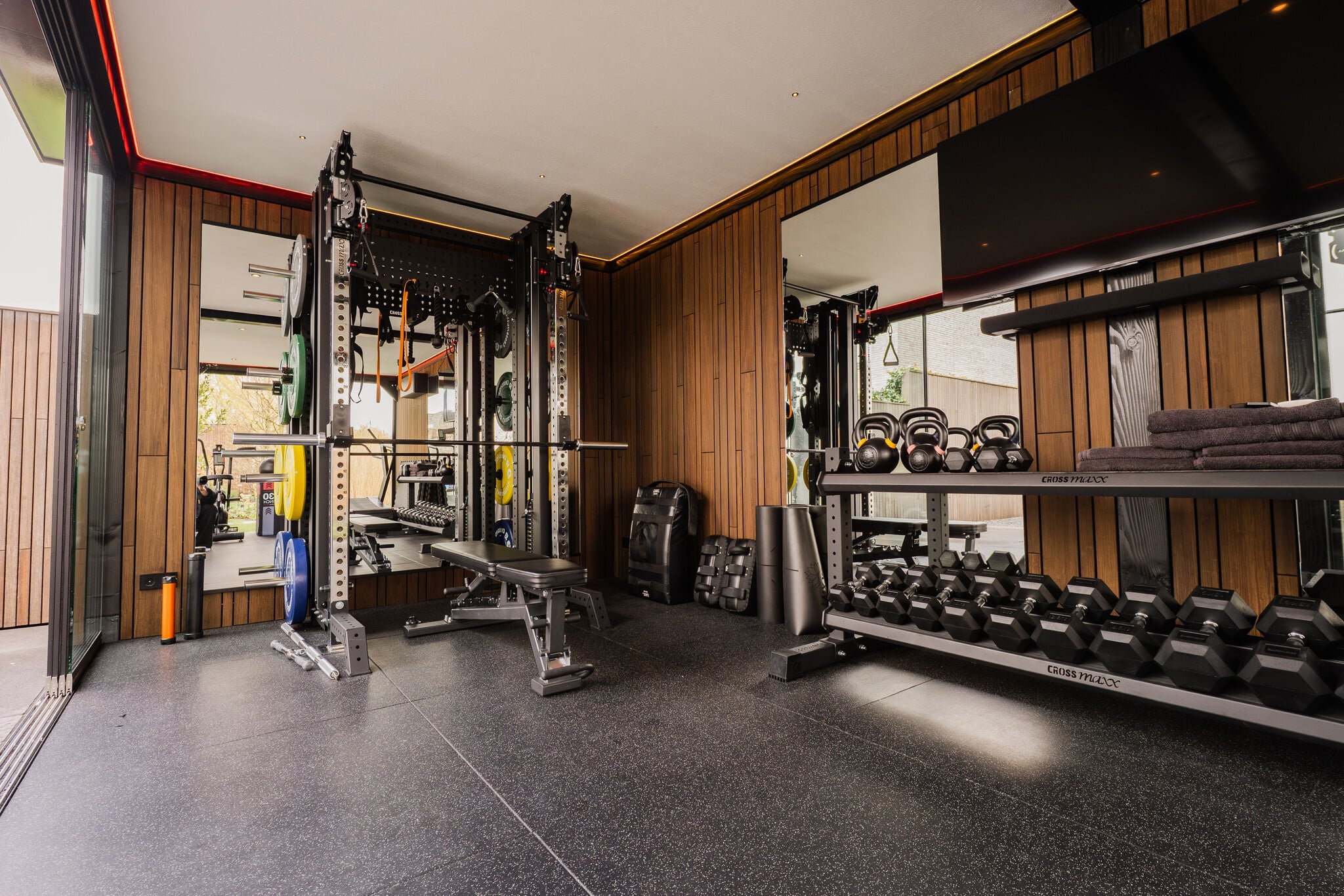 Exclusieve home gym ingericht met professionele fitnessmaterialen