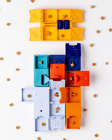 Pawzler Genius set een interactieve hondenpuzzel voor honden met puzzelervaring die van een uitdaging houden. Pawzler Genius set een interactieve hondenpuzzel voor honden met puzzelervaring die van een uitdaging houden.