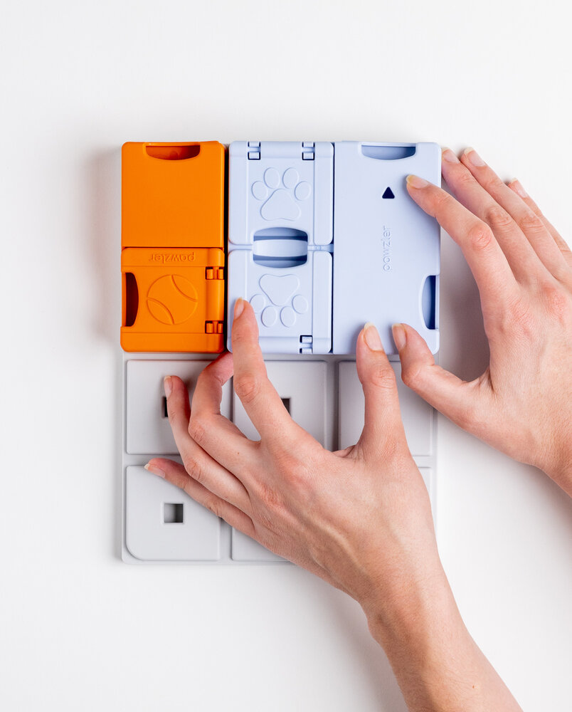 Pawzler Genius set een interactieve hondenpuzzel voor honden met puzzelervaring die van een uitdaging houden. Pawzler Genius set een interactieve hondenpuzzel voor honden met puzzelervaring die van een uitdaging houden.