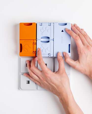 Pawzler Genius set een interactieve hondenpuzzel voor honden met puzzelervaring die van een uitdaging houden. Pawzler Genius set een interactieve hondenpuzzel voor honden met puzzelervaring die van een uitdaging houden.