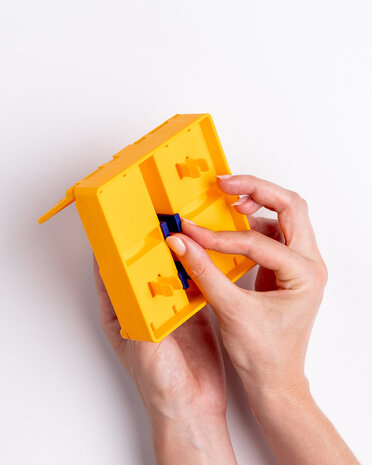 Pawzler Genius set een interactieve hondenpuzzel voor honden met puzzelervaring die van een uitdaging houden. Pawzler Genius set een interactieve hondenpuzzel voor honden met puzzelervaring die van een uitdaging houden.