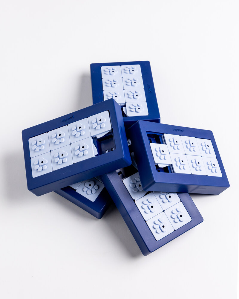 Pawzler Louvre level 3 is een interactieve hondenpuzzel(element) voor honden met puzzelervaring die van een uitdaging houden. Pawzler Louvre level 3 is een interactieve hondenpuzzel(element) voor honden met puzzelervaring die van een uitdaging houden.