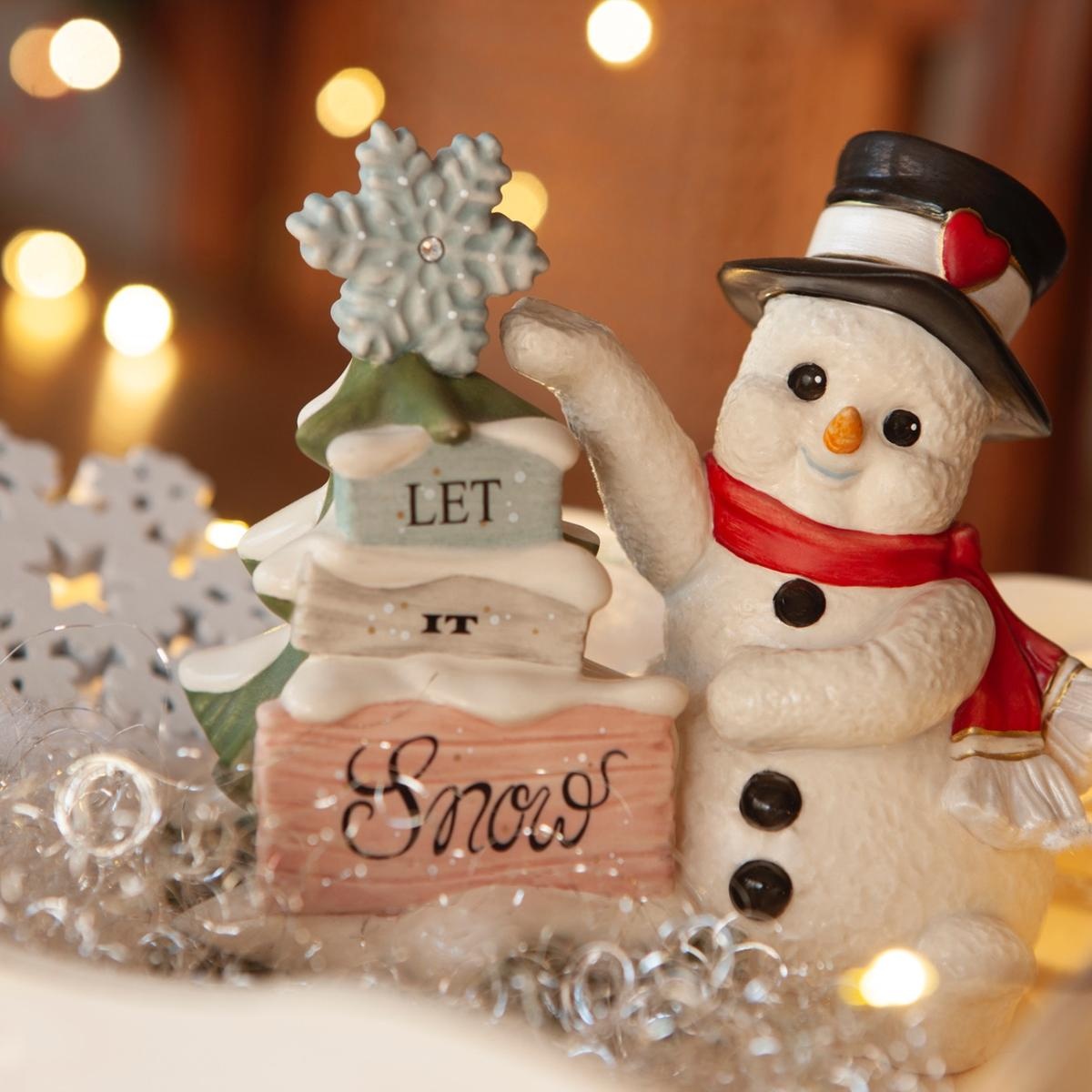 Goebel Porzellanmanufaktur Schneemann „Let it snow" | Goebel Figur mit Weihnachtsbaum