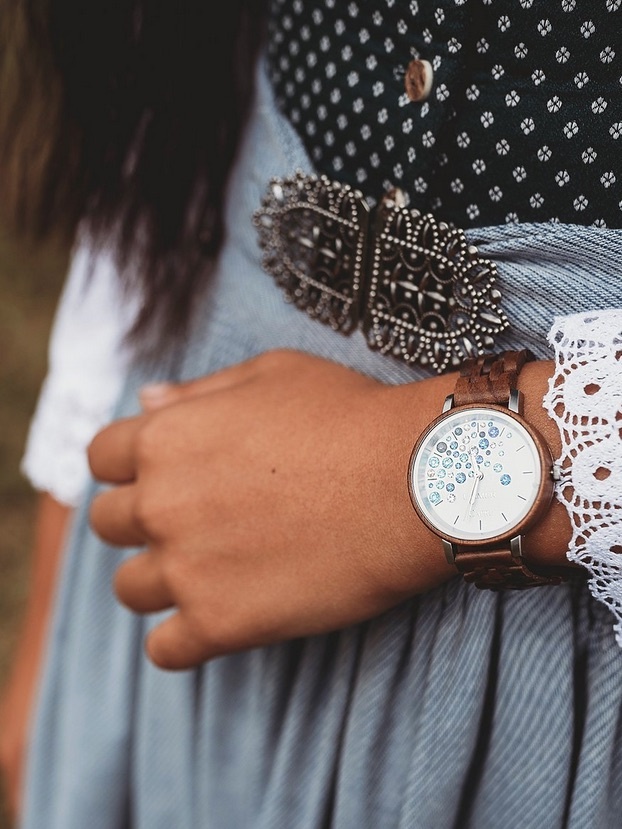 LAimer Elegante Damenuhr aus Walnussholz und Swarovski-Akzenten