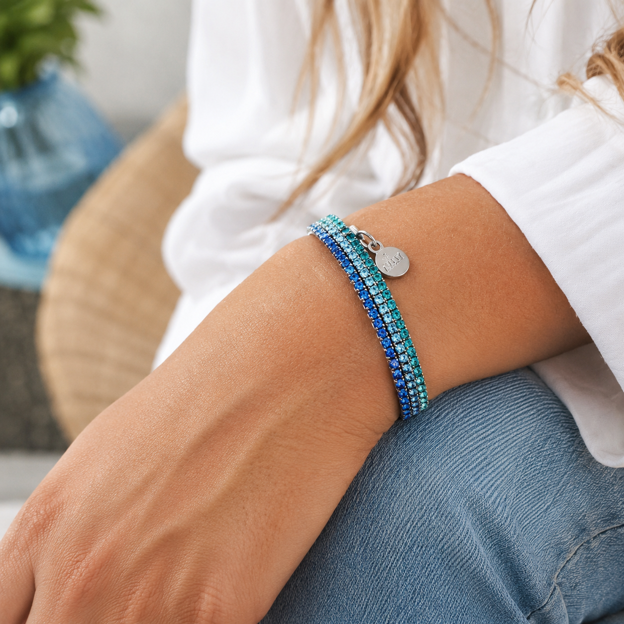 LIZAS LIZAS Armband „Hanson“ Blue – mehrreihiges Stretch-Armband mit funkelnden Glassteinen