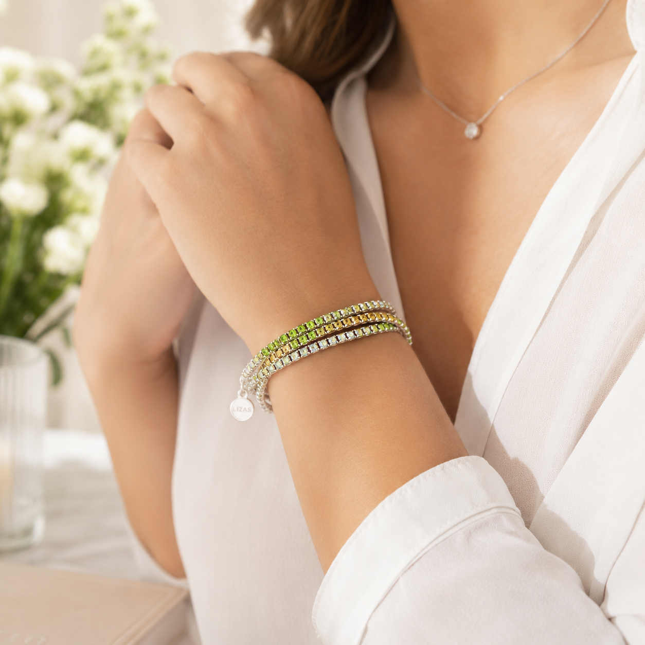 LIZAS LIZAS Armband „Hanson“ Green – mehrreihiges Stretch-Armband mit funkelnden Glassteinen
