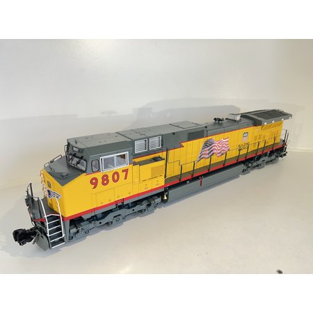 Bachmann Trains GE Dash 9 UP with flag  #9807