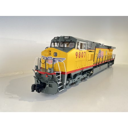 Bachmann Trains GE Dash 9 UP with flag  #9807