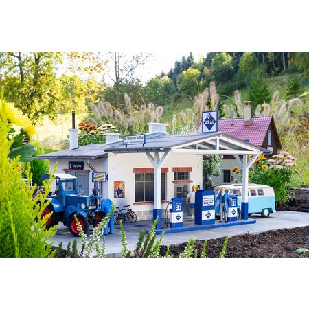 POLA Tankstelle mit Werkstatt