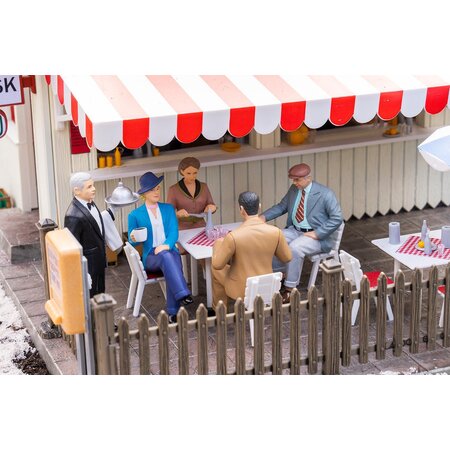 POLA Sitzende Restaurantgäste