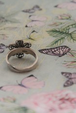 Yvone Christa Silver flower ring with white pearl