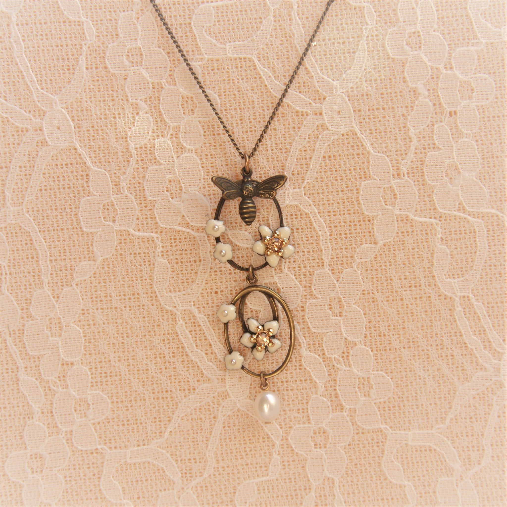 Eric & Lydie Delicate necklace  with bee pendant