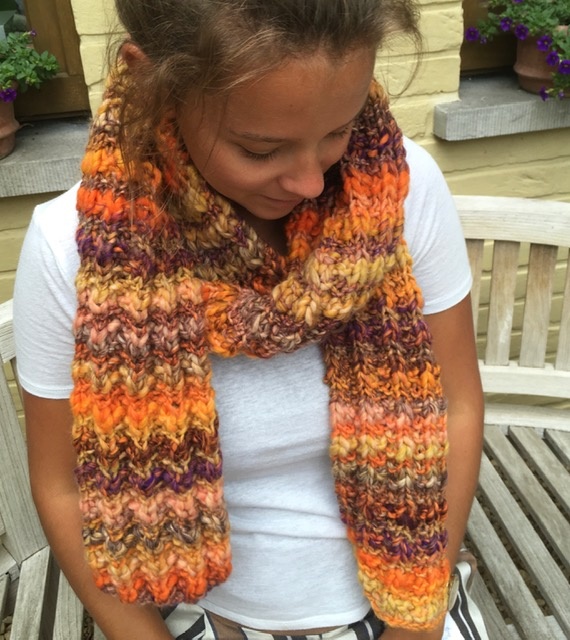 Made by Amberhoeve Oranje handgebreide sjaal