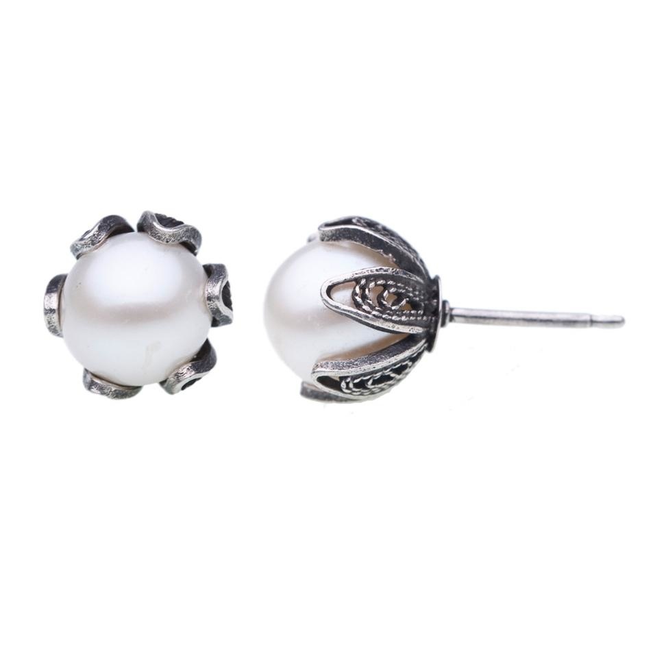 Yvone Christa Small white pearl earrings