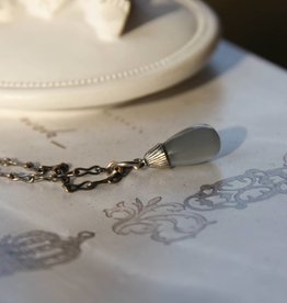 Carré Jewellery Zilveren ketting met hanger van grijze maansteen.