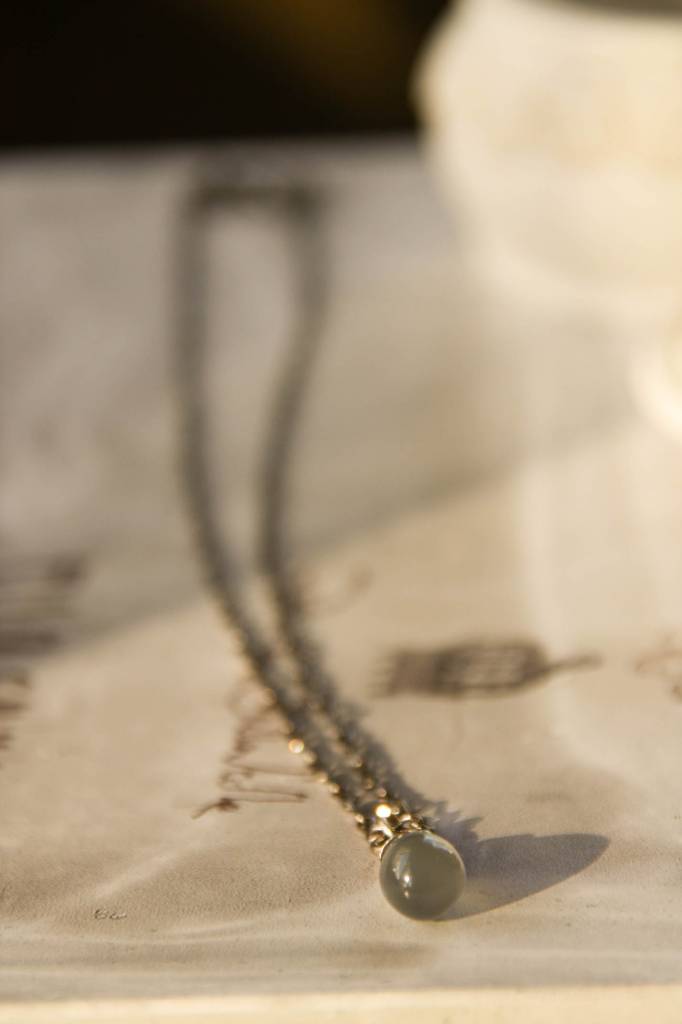 Carré Jewellery Zilveren ketting met hanger van grijze maansteen