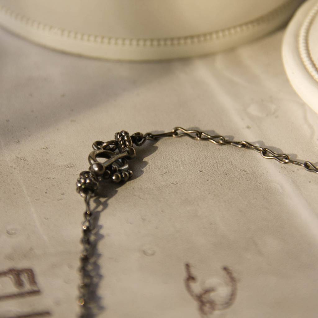 Carré Jewellery Zilveren ketting met hanger van grijze maansteen
