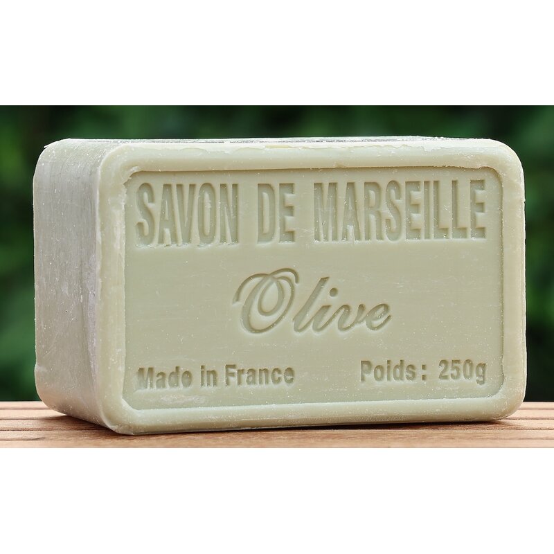 Blik met olijvenzeep en spons