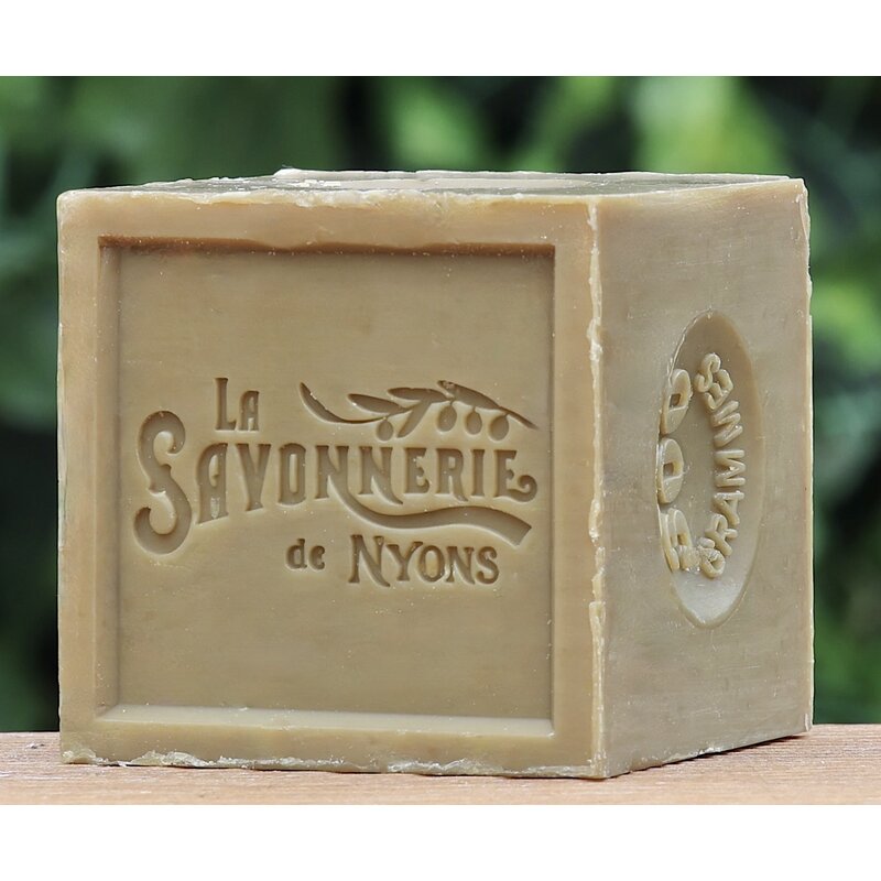 Blik met blok olijvenzeep