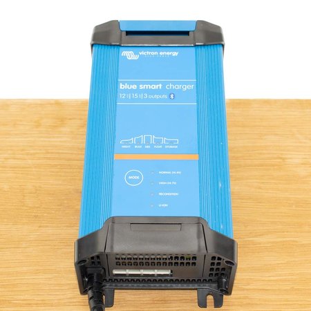 Victron Blue Smart IP22 Acculader 12/15 (3)