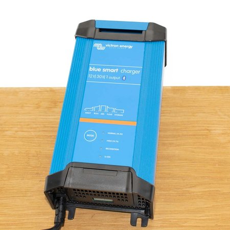 Victron Blue Smart IP22 Acculader 12/30 (1)