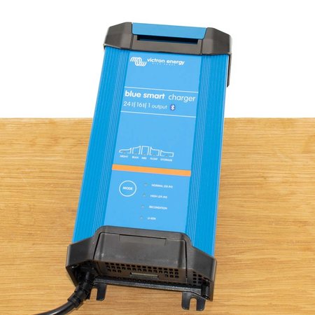 Victron Blue Smart IP22 Acculader 24/16 (1)