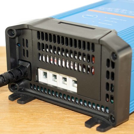 Victron Blue Smart IP22 Acculader 12/30 (3) - 120V