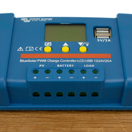 Victron BlueSolar PWM 12/24V-20A LCD - USB