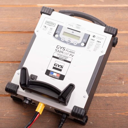 GYS acculader met voeding GYSFLASH 53.24 CNT FV | USB / SMC | 100A | 5M kabels | Muurbevestiging