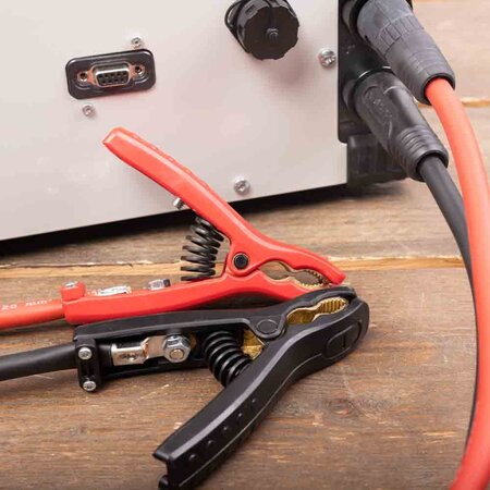 GYS acculader met voeding GYSFLASH 103.24 CNT FV | USB / SMC | 100A | 5M kabels | Muurbevestiging