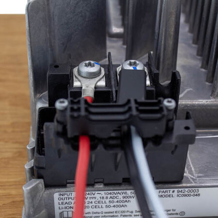 Delta-Q IC900 24V/ 37A Acculader IP66